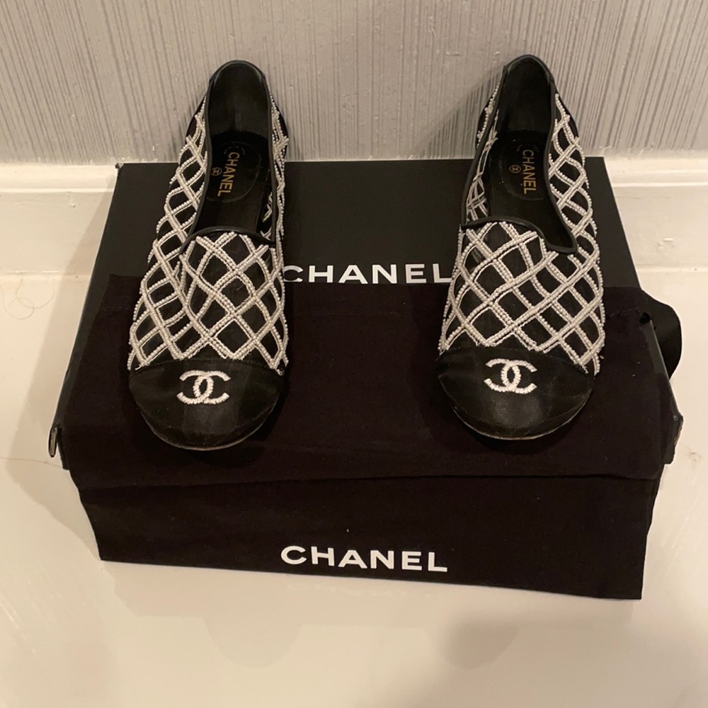 CHANEL
Mesh Pearl Grosgrain Cap Toe CC Loafers 37.5 Black Ivory